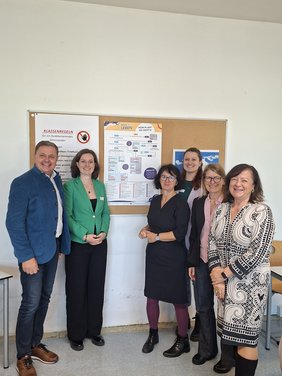 Gemeinsam für bessere Orientierung und Unterstützung junger Menschen: (von rechts im Bild) Die Bundestagsabgeordnete Dr. Bärbel Kofler, Hauptamtsleiterin der Stadt Freilassing Andrea Schenk, vhs-Kursleiterin und Mitarbeiterin des Kreisjugendrings BGL Liz Neumeier, Stadträtin Susanne Aigner, vhs-Kursleiterin für Mein Leben 360° und Landrat Michael Koller mit dem frisch gedruckten Orientierungs-Hilfeplan „Kein Plan? So geht’s!“.