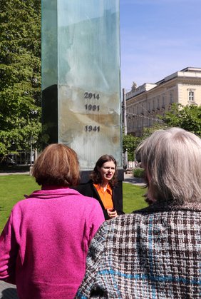 Die Historikerin Eva Bammer begleitete die Gruppe aus Österreich und Bayern auf den Spuren des Zweiten Weltkriegs.