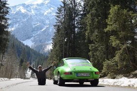 Manfred Huber Perez Moreno mit dem Porsche in den Bergen